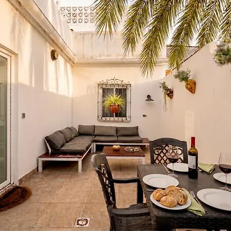 Quiet 3-Bedroom House Near Town Hall & Centre-2
